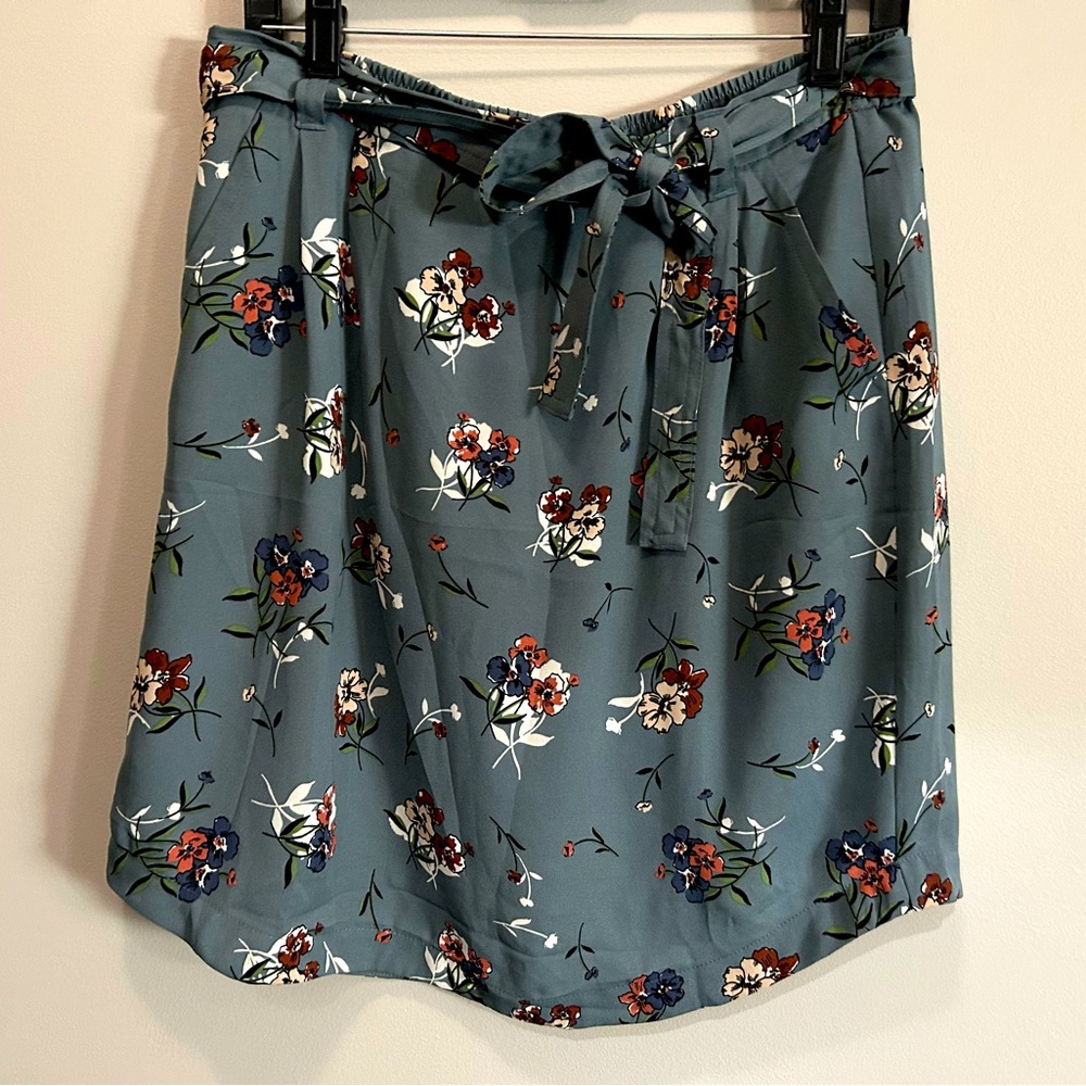 NWT Loft floral mini skirt with bow. Size M